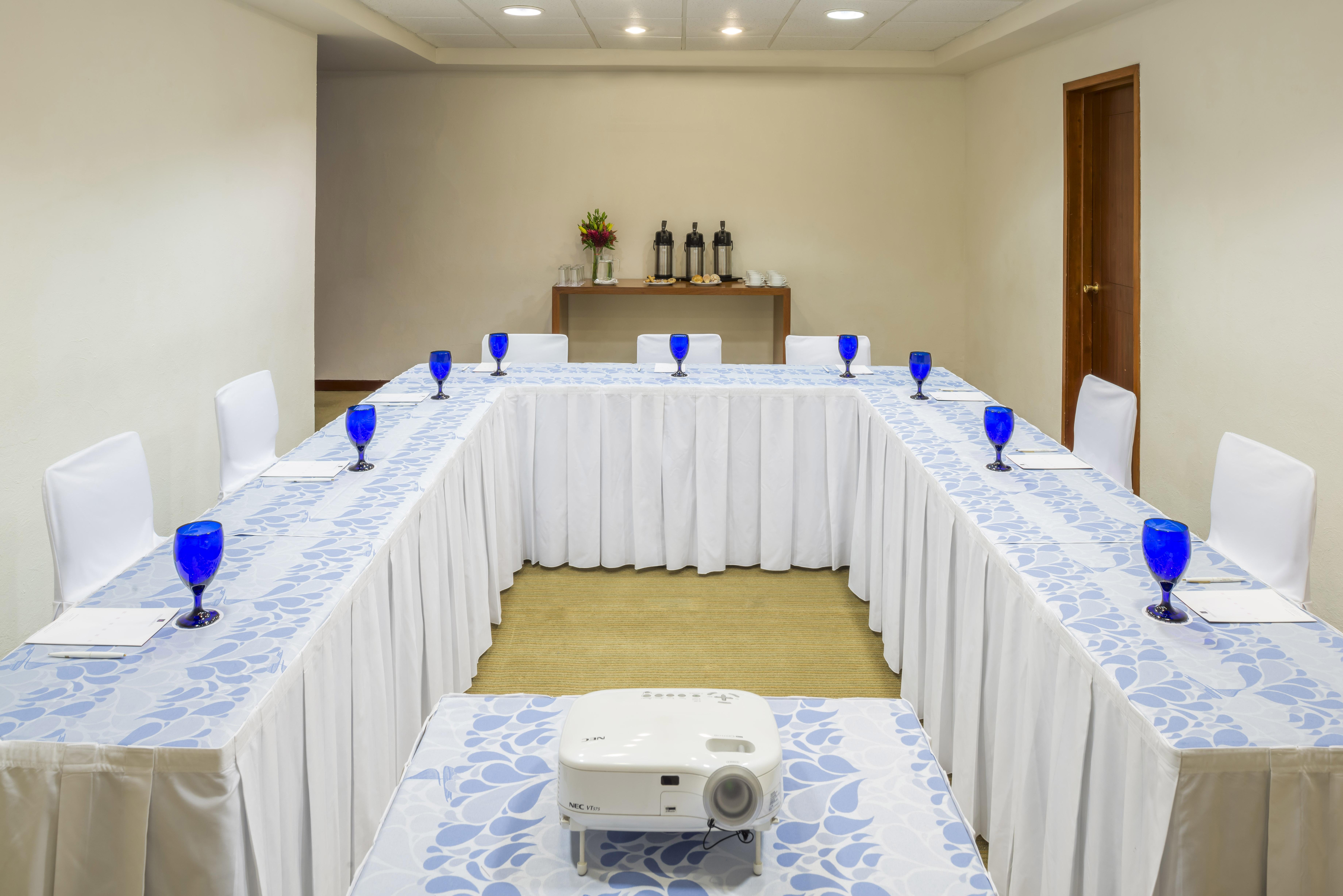 Camino Real Guadalajara Hotel Zapopan Eksteriør billede A U-shaped table