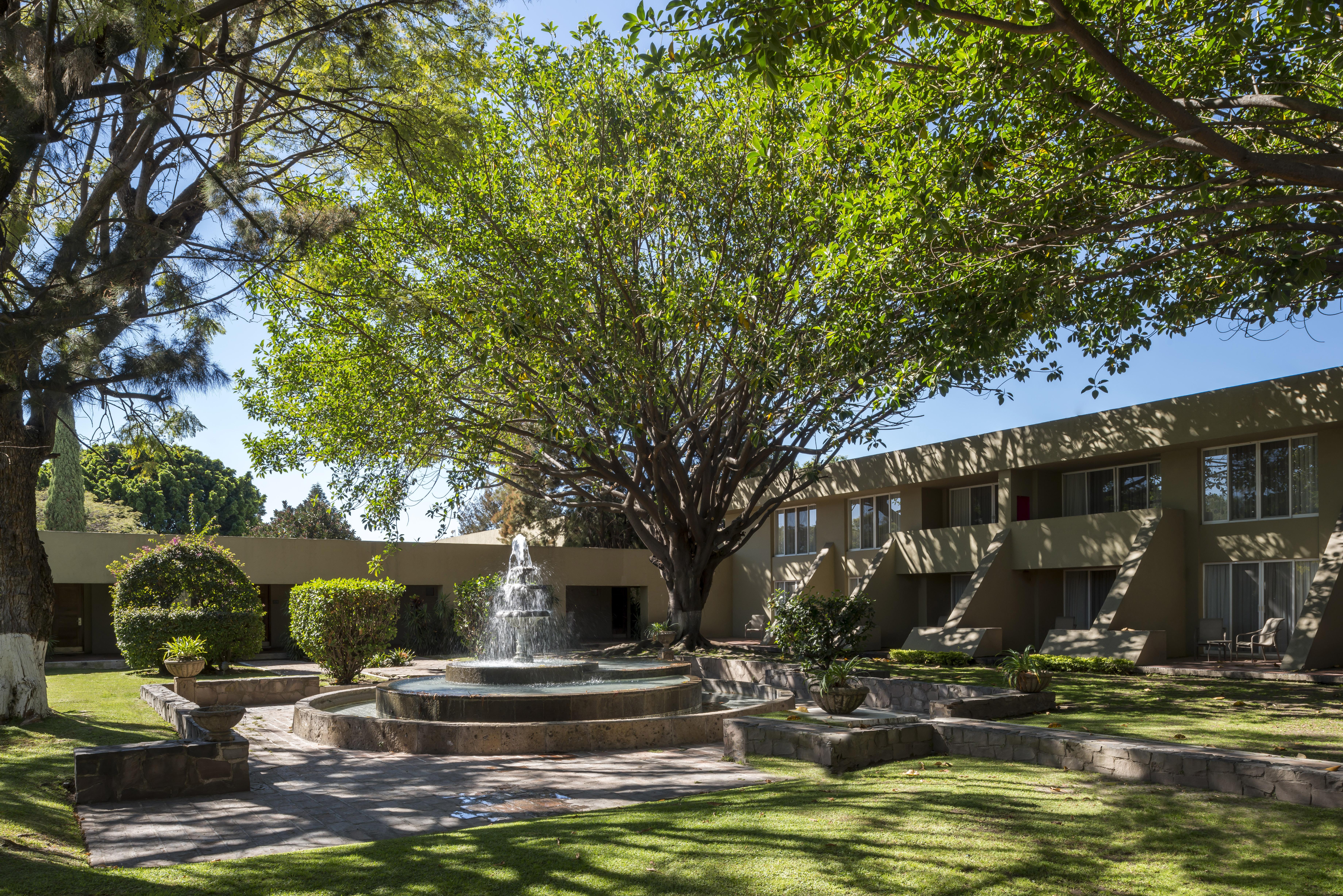 Camino Real Guadalajara Hotel Zapopan Eksteriør billede Fountain at the center of the complex