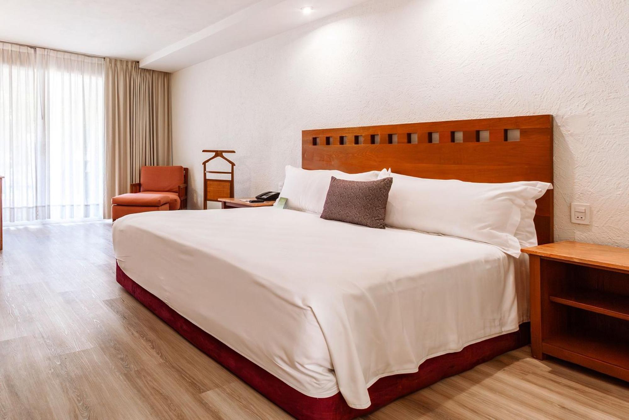 Camino Real Guadalajara Hotel Zapopan Eksteriør billede A bedroom at the hotel