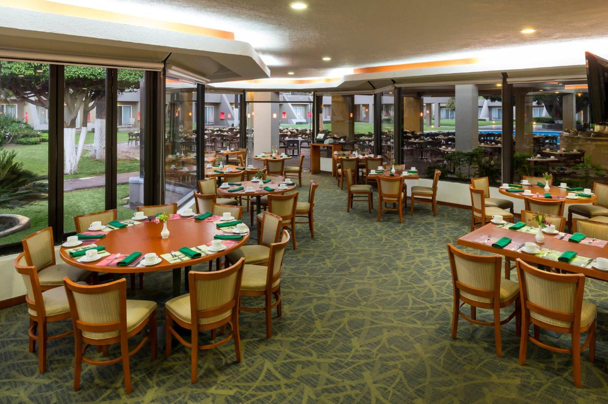 Camino Real Guadalajara Hotel Zapopan Eksteriør billede The dining room at the San Diego Marriott