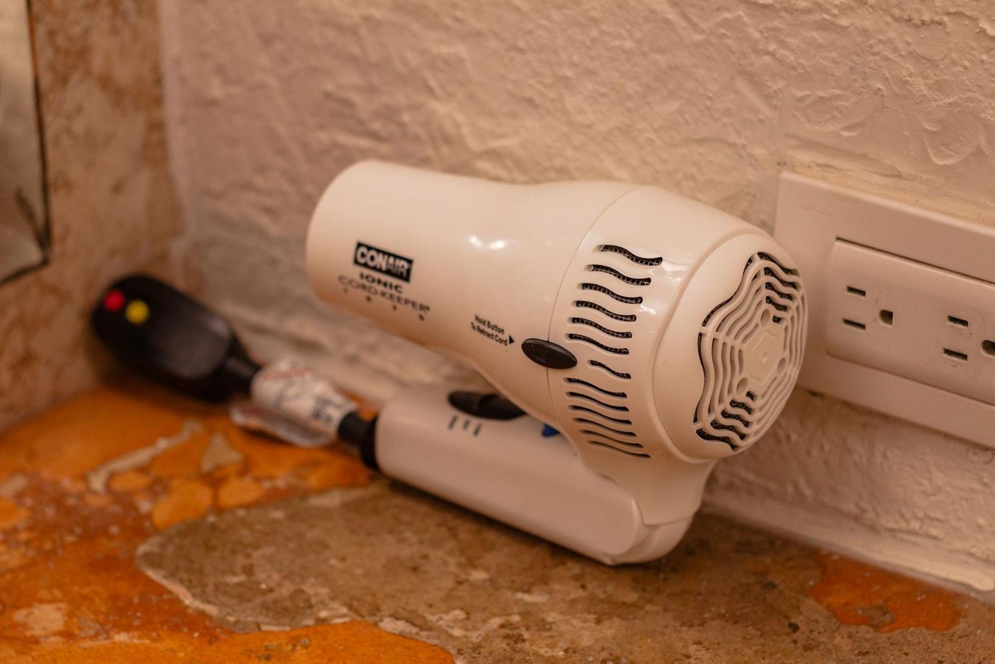 Camino Real Guadalajara Hotel Zapopan Eksteriør billede A hair dryer